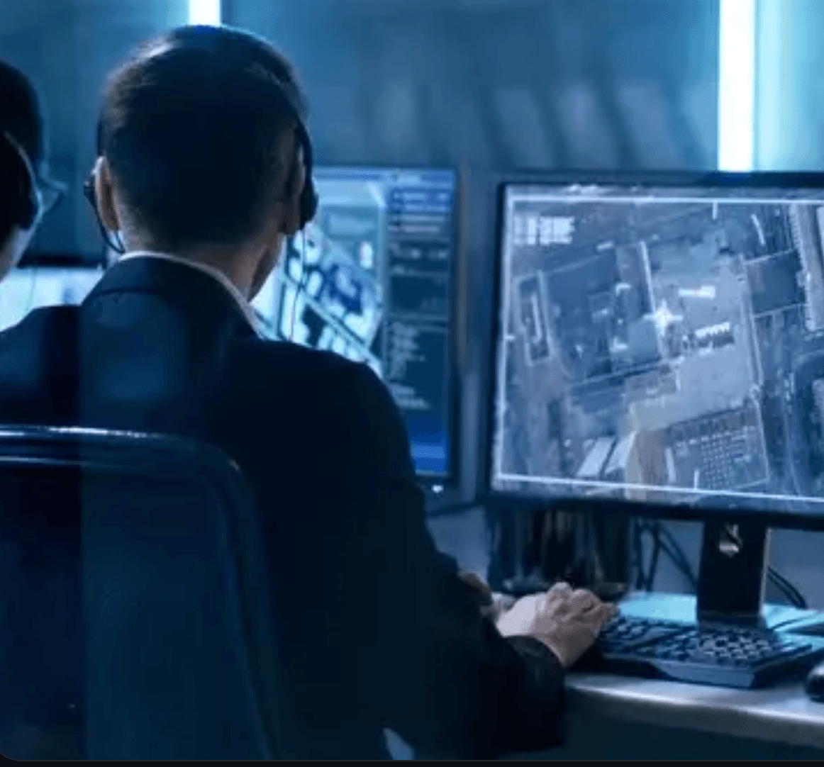 Operadores de la central de monitoreo de Save Me observando cámaras de seguridad de edificios de CABA