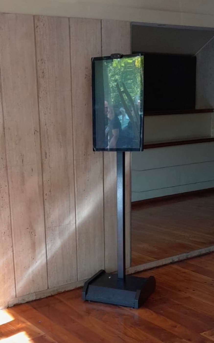 Tótem TotemIA de Save Me instalado en un consorcio en CABA