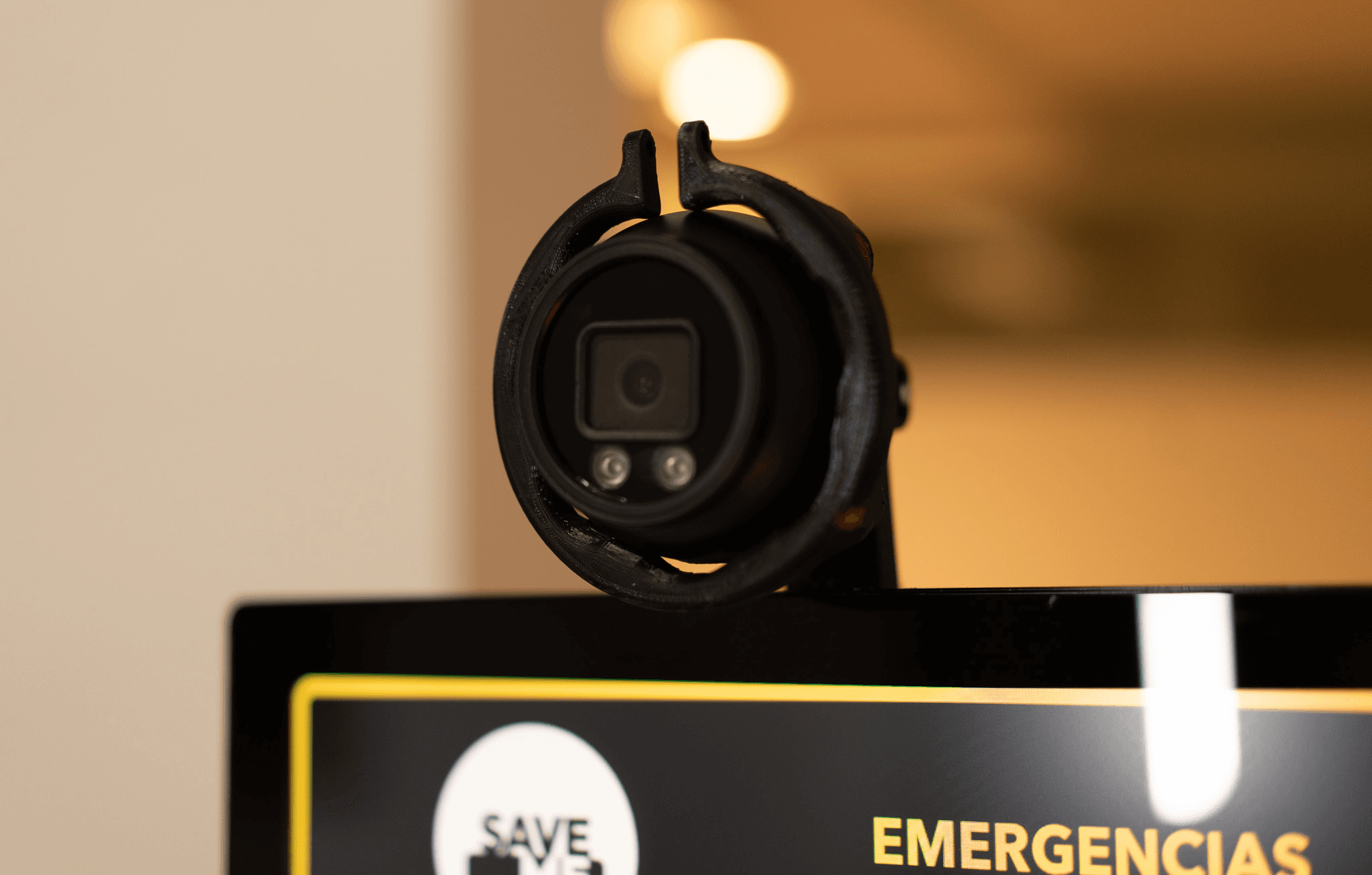 Detalle de la lente y el soporte de la cámara ubicada sobre la pantalla Save Me